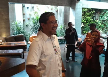 Kepala OJK Malang, Biger Adzanna Maghribi memberi penjelasan mengenai website IASC sebagai saluran aduan bagi masyarakat yang mengalami kasus penipuan. /Foto: Tugumalang.id/Bagus Rachmad Saputra.
