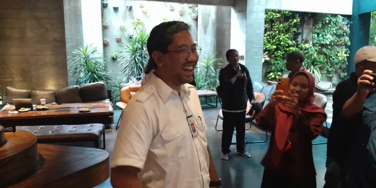 Kepala OJK Malang, Biger Adzanna Maghribi memberi penjelasan mengenai website IASC sebagai saluran aduan bagi masyarakat yang mengalami kasus penipuan. /Foto: Tugumalang.id/Bagus Rachmad Saputra.