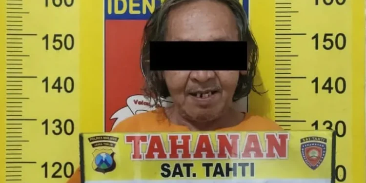 Tersangka penanam ganja di pekarangan. Foto: Polres Malang