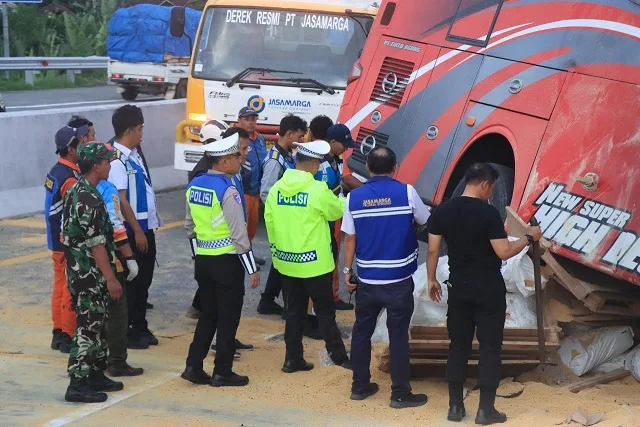 Petugas melakukan evakuasi dan olah TKP kecelakaan di Tol Lawang. Foto: Polres Malang