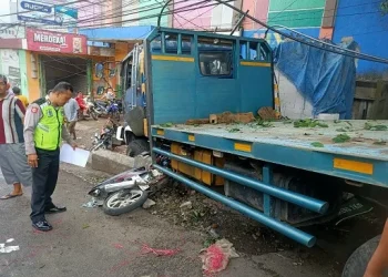 Salah satu sepeda motor yang terlibat kecelakaan masuk ke kolong truk. Foto: Polsek Dau
