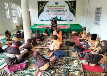 Tim Pengabdian Masyarakat Fakultas Psikologi UM berkolaborasi dengan MI Miftahul Abror melaksanakan kegiatan pengabdian masyarakat yang berfokus pada kesejahteraan psikologi siswa. /Foto: Dok. Fakultas Psikologi UM