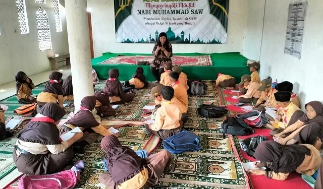 Tim Pengabdian Masyarakat Fakultas Psikologi UM berkolaborasi dengan MI Miftahul Abror melaksanakan kegiatan pengabdian masyarakat yang berfokus pada kesejahteraan psikologi siswa. /Foto: Dok. Fakultas Psikologi UM