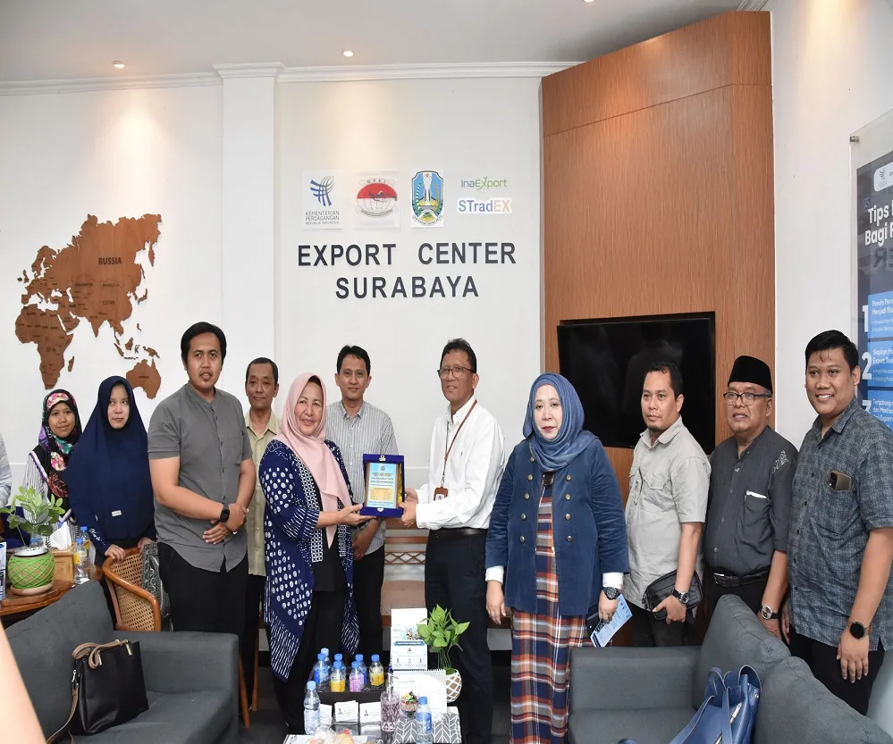 Tim dosen dan mahasiswa PDIM UM belajar bisnis internasional di Surabaya. (Foto/dok. Unisma)