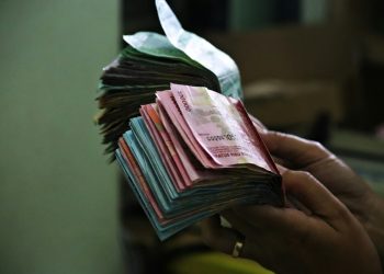 Ilustrasi kenaikan UMK di Kabupaten Malang. Foto: Unsplash.com/Mufid Majnun