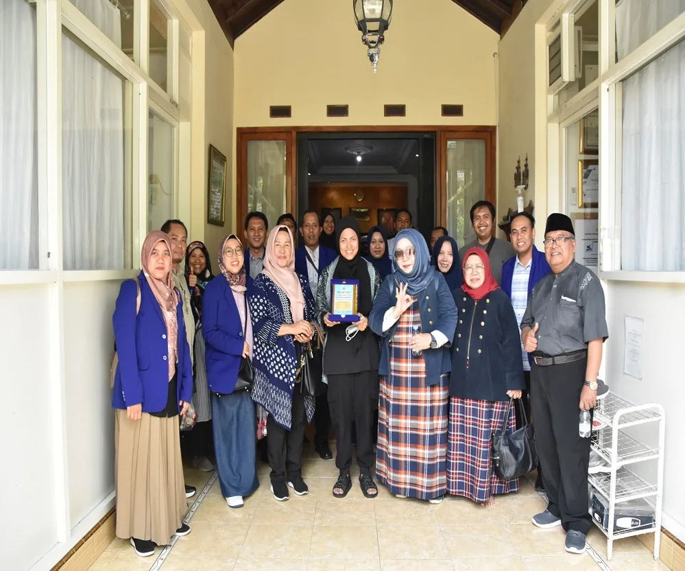 Tim dosen dan mahasiswa PDIM UM belajar bisnis internasional di Surabaya. (Foto/dok. Unisma)