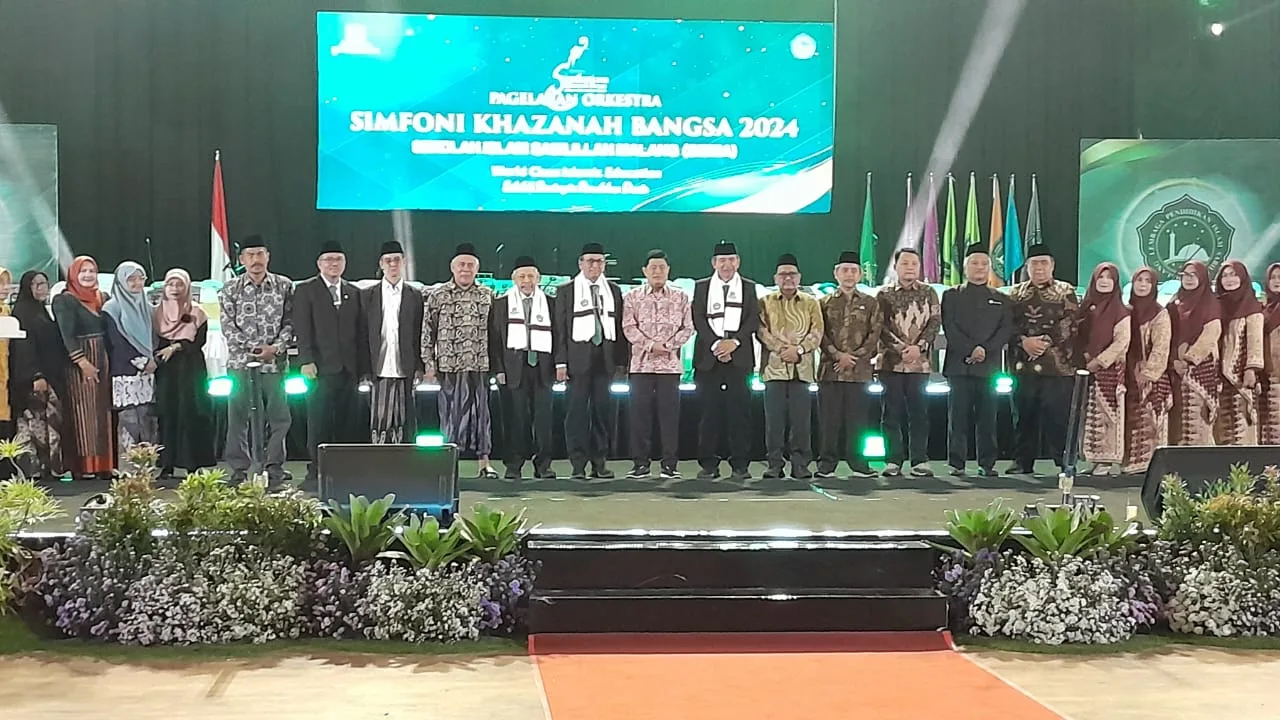 Direktur LPI Sabilillah Malang, Prof. Dr. Ibrahim Bafadal, M.Pd bersama Pengurus Yayasan Sabilillah, Kepala Dinas Pendidikan Kota Malang, Ulama, dan tamu yang hadir berpose bersama./Foto: Tugumalang.id/Bagus Rachmad Saputra.
