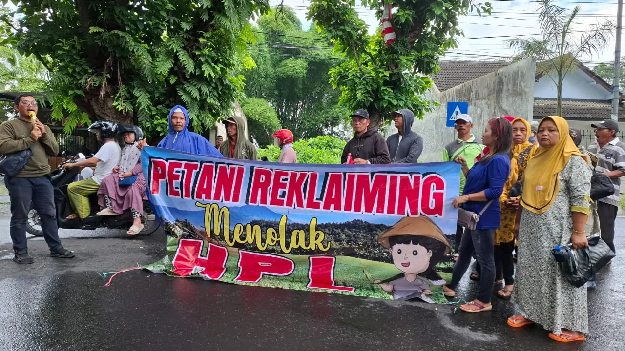 Petani eks Perkebunan Kalibakar sampaikan aspirasi di depan Gedung DPRD Kabupaten Malang. Foto: Aisyah Nawangsari Putri