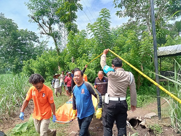 Petugas mengevakuasi mayat perempuan di Desa Jenggolo, Kecamatan Kepanjen. Foto: Polres Malang