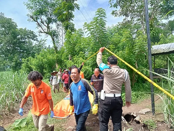 Petugas mengevakuasi mayat perempuan di Desa Jenggolo, Kecamatan Kepanjen. Foto: Polres Malang