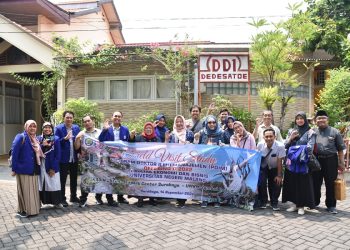 Tim dosen dan mahasiswa PDIM UM belajar bisnis internasional di Surabaya. (Foto/dok. Unisma)