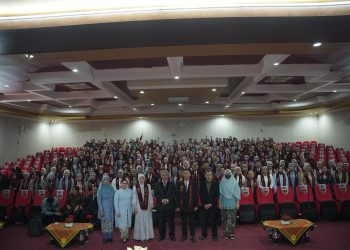 254 lulusan PPG Unikama Malang berfoto bersama usai pelepasan dan sumpah profesi calon guru 2024.(foto: doc humas Unikama)