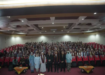 254 lulusan PPG Unikama Malang berfoto bersama usai pelepasan dan sumpah profesi calon guru 2024.(foto: doc humas Unikama)
