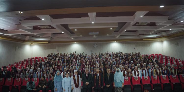 254 lulusan PPG Unikama Malang berfoto bersama usai pelepasan dan sumpah profesi calon guru 2024.(foto: doc humas Unikama)