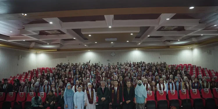 254 lulusan PPG Unikama Malang berfoto bersama usai pelepasan dan sumpah profesi calon guru 2024.(foto: doc humas Unikama)