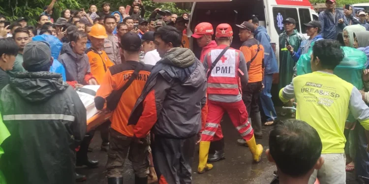 Petugas mengevakuasi jenazah pemuda Poncokusumo. Foto: PMI Kabupaten Malang