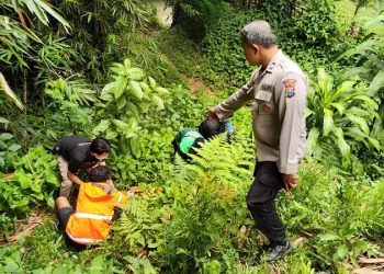 Petugas melakukan proses evakuasi atas penemuan mayat tanpa identitas di tepi Sungai Bango, Kota Malang. (Foto/dok. Polresta Malang Kota)