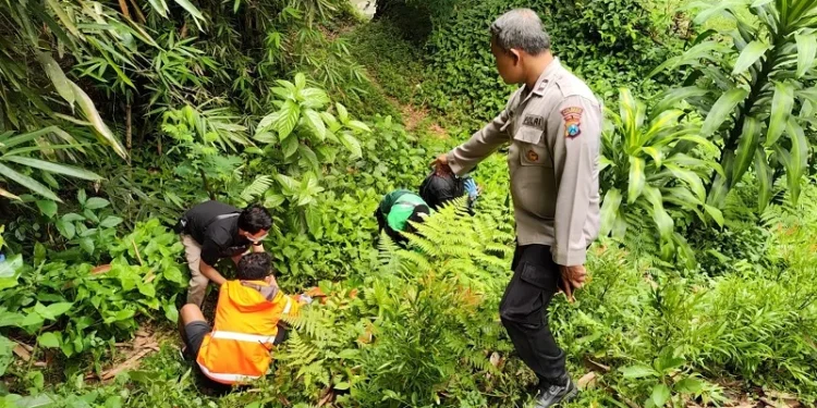 Petugas melakukan proses evakuasi atas penemuan mayat tanpa identitas di tepi Sungai Bango, Kota Malang. (Foto/dok. Polresta Malang Kota)