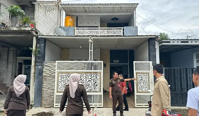 Kejari Kabupaten Malang sita rumah tersangka KUR fiktif bank plat merah. Foto: dok. Kejari Kabupaten Malang