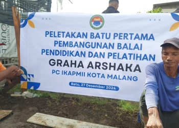 Peletakkan batu pertama balai pendidikan dan pelatihan Graha Arshaka PC IKA PMII Kota Malang./Foto: Dok. PC IKA PMII Kota Malang.