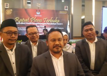 Ketua KPU Kota Malang, M Toyyib memberikan informasi bagi pihak paslon yang hendak mengajukan gugatan. (Foto/M Sholeh)