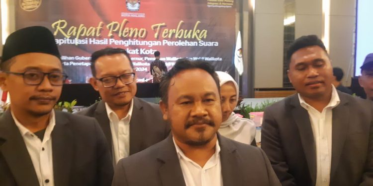 Ketua KPU Kota Malang, M Toyyib memberikan informasi bagi pihak paslon yang hendak mengajukan gugatan. (Foto/M Sholeh)