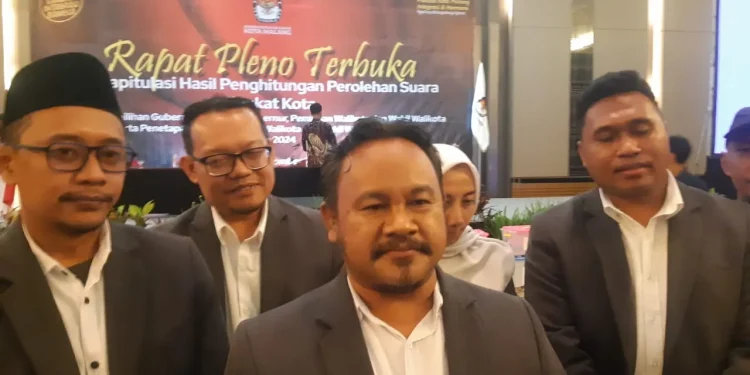 Ketua KPU Kota Malang, M Toyyib memberikan informasi bagi pihak paslon yang hendak mengajukan gugatan. (Foto/M Sholeh)