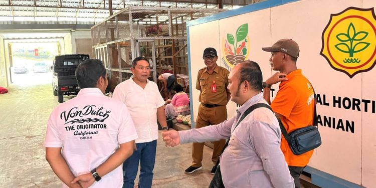 Kunjungan Dirops Didik Martono melihat kesiapan ruang penyimpanan Gapoktan Miitra Sejati di Pasar Among Tani. Foto: Istimewa