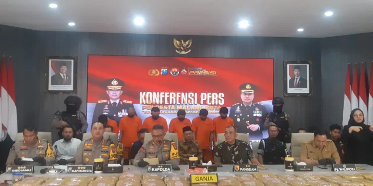 Kapolda Jatim, Irjen Imam Sugianto memimpin rilis pengungkapan kasus narkoba dengan BB seberat 166,58 kilogram. (Foto/M Sholeh)