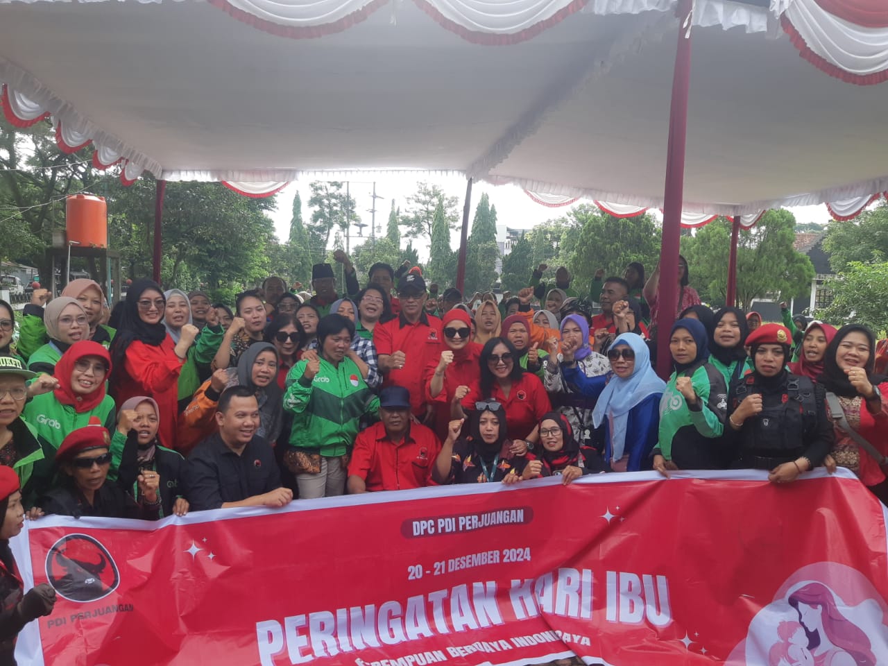 DPC PDI Perjuangan Kota Malang dan para driver ojol perempuan melakukan ziarah di TMP Untung Suropati Kota Malang. (Foto/M Sholeh)