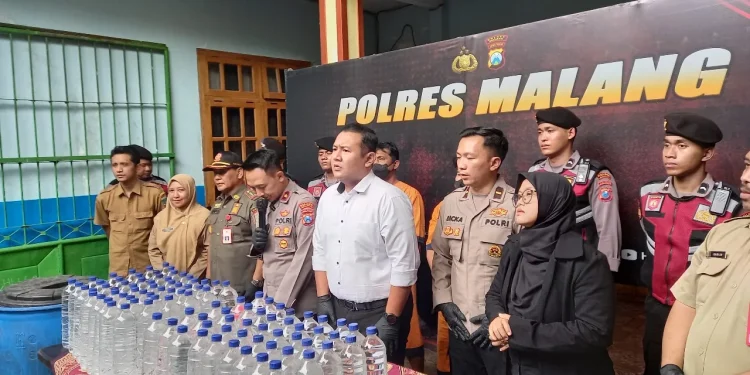 Ungkap kasus produksi miras illegal di Gedangan. Foto: Aisyah Nawangsari Putri