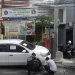 Petugas menderek mobil yang parkir sembarangan hingga menutup akses sekolah. (Foto/Ist)
