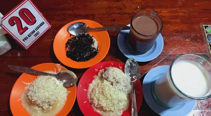 Kuliner legendaris di Kota Batu yang patut untuk dicoba oleh para wisatawan. /Foto: Google Review Pos Ketan Legenda 1967 Batu/Abraham Asyer.