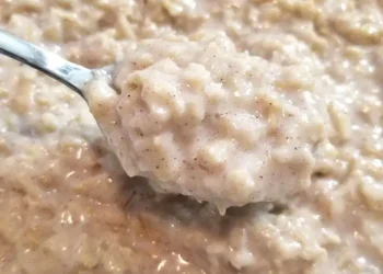 Oatmeal, salah satu makanan pengganjal lapar di tengah malam. Foto/Pinterest