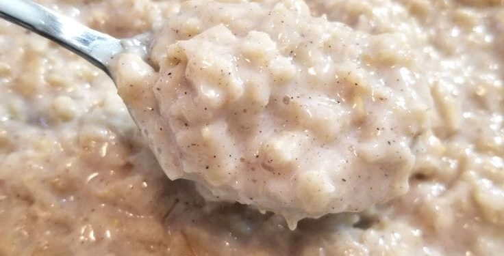 Oatmeal, salah satu makanan pengganjal lapar di tengah malam. Foto/Pinterest
