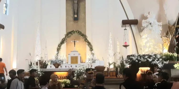 Kapolresta Malang Kota, Kombes Pol Nanang Haryono bersama Forkopimda memantau Gereja Katedral Paroki Santa Perawan Maria Jalan Ijen. (Foto/M Sholeh)