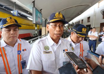 Direktur Utama PT KAI, Didiek Hartantyo saat meninjau Stasiun Kota Malang. (Foto/M Sholeh)
