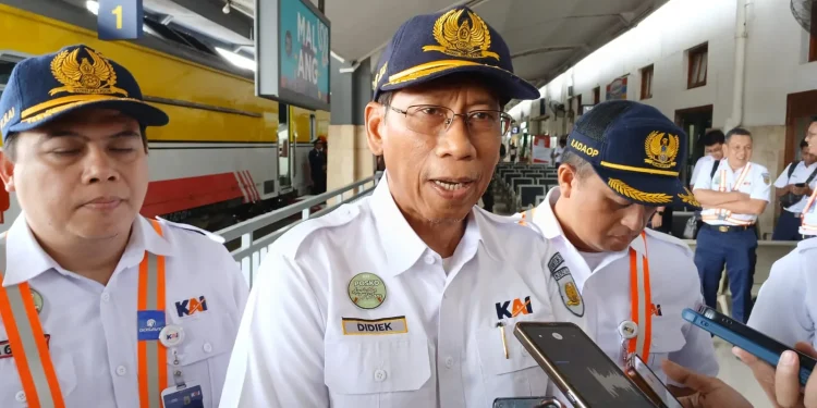 Direktur Utama PT KAI, Didiek Hartantyo saat meninjau Stasiun Kota Malang. (Foto/M Sholeh)