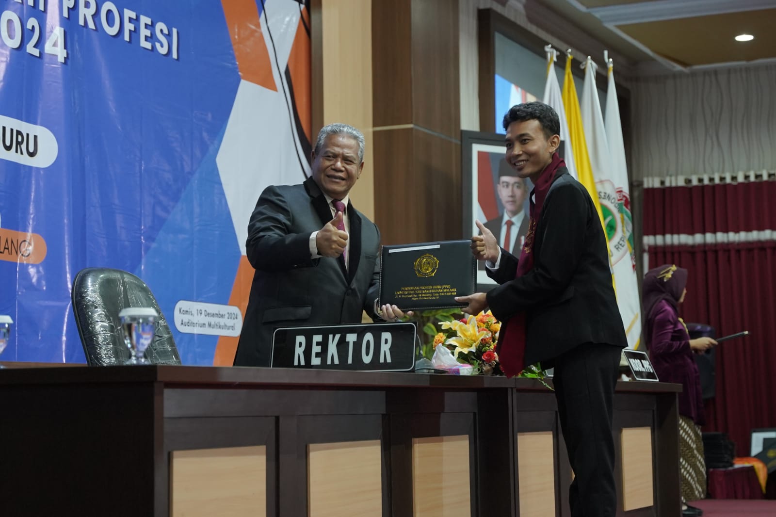 Rektor Unikama, Dr. Sudi Dul Aji. M. Si saat berfoto dengan salah seorang lulusan PPG. (foto: doc Humas Unikama)