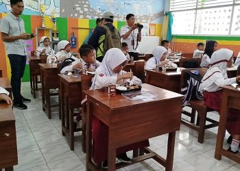 Siswa SDN 2 Girimoyo Karangploso menikmati uji coba Makan Bergizi Gratis. Foto: Aisyah Nawangsari Putri