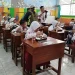 Siswa SDN 2 Girimoyo Karangploso menikmati uji coba Makan Bergizi Gratis. Foto: Aisyah Nawangsari Putri