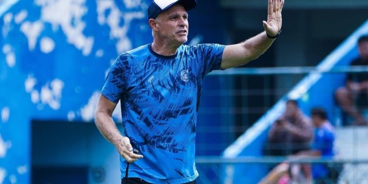 Pelatih Arema FC, Joel Cornelli mengincar hasil positif di kandang Persebaya Surabaya dalam laga pekan ke-13 BRI Liga 1 2024/2025, Sabtu (7/12/2024) sore nanti. /Foto: Instagram @aremafcofficial.