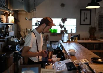 Barista sebagai salah satu kerja paruh waktu bagi mahasiswa. Foto/pinterest.Frank.