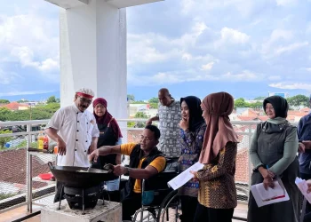 Para peserta antusias mengikuti kelas memasak dalam program Empower Academy di MCC. (Foto/do. for TM).