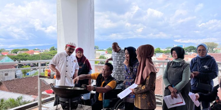 Para peserta antusias mengikuti kelas memasak dalam program Empower Academy di MCC. (Foto/do. for TM).