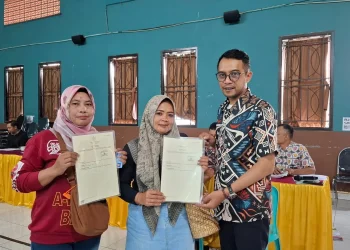 Kepala Desa Bulukerto, Suhermawan, saat menyerahkan sertifikat PTSL kepada warga. Foto: Azmy