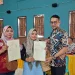 Kepala Desa Bulukerto, Suhermawan, saat menyerahkan sertifikat PTSL kepada warga. Foto: Azmy