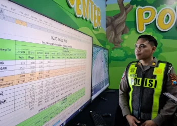 Kepala Pos Pelayanan Karanglo, Iptu Achmad Akromsyah menunjukkan data kendaraan yang masuk wilayah Kabupaten Malang. Foto: Aisyah Nawangsari Putri