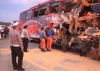 Kondisi bus pariwisata yang mengalami kecelakaan di Tol Lawang. Foto: Polres Malang