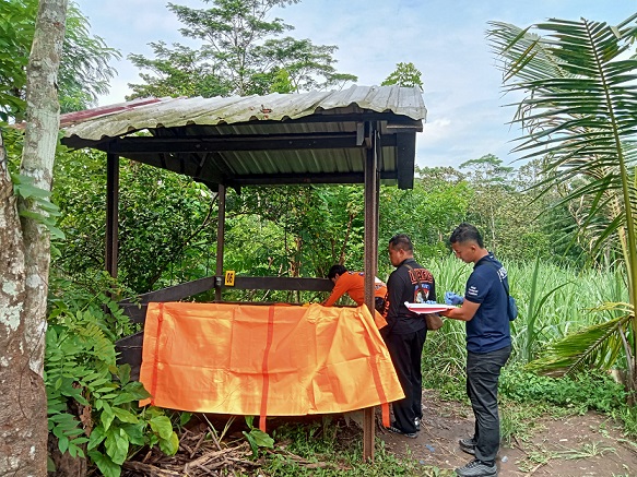 Petugas melakukan olah TKP. Foto: Polres Malang